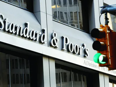 Ce se întâmplă cu banii românilor dacă S&P retrogradează România. Cum se poate transmite decizia în rate, credite și investiții