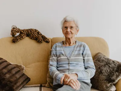 Pensionar cu pensie în mică, în casă - Foto: Freepik
