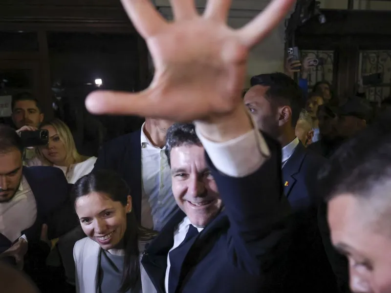 Nicuşor Dan sărbătoreşte victoria în stradă, împreună cu susţinătorii săi - Foto: INQUAM PHOTOS/George Călin