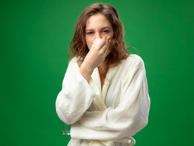 Unu din patru români suferă de „feabra fânului” care are sezonul de vârf acum. Cum vă tratați acasă? - Foto: Freepik