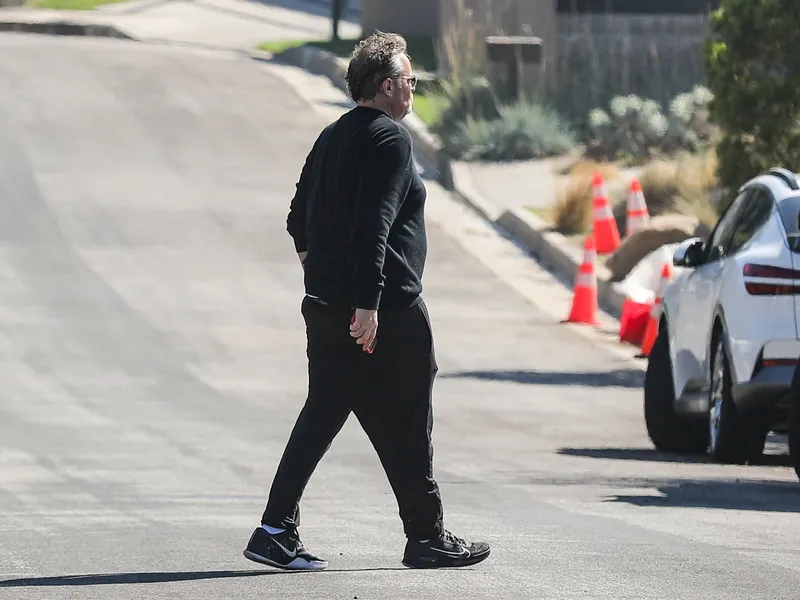 Mathew Perry, la 19 octombrie, fotografiat în timp ce mergea spre casa sa Foto: profimediaimages.ro