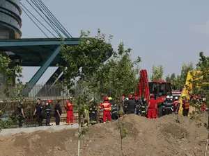 Mal de pământ, prăbuşit peste mai mulţi muncitori. / Foto: Inquam Photos / Octav Ganea