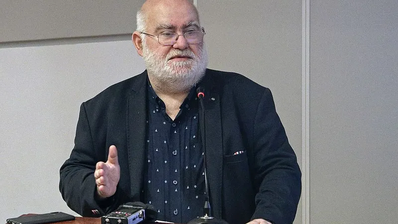 Percheziţie acasă la Alfred Bulai. Sociologul ar urma să fie dus din nou la audieri - Foto: INQUAM PHOTOS/Malina Norocea