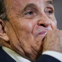 Rudy Giuliani, în timp ce i se scurge vopseaua de păr pe față/FOTO: Reuters