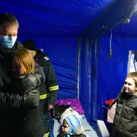 VIDEO Preşedintele Klaus Iohannis a ajuns la tabăra mobilă pentru refugiaţi de la Siret