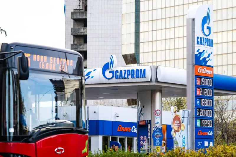 Un autobuz este staționat lângă o benzinărie Gazprom, alimentată de Naftna Industrija Srbije (NIS) - Foto: Profimedia Images