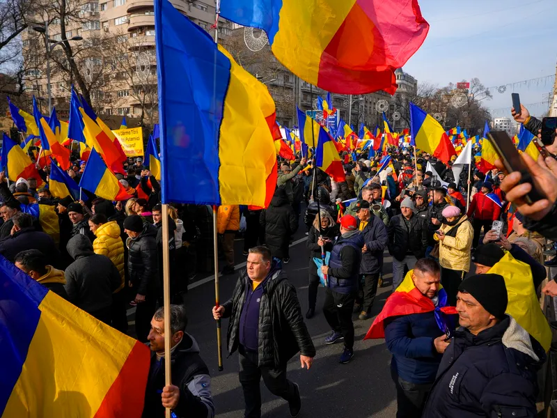 Cum a copiat Călin Georgescu atitudinea de „Zeu”? „Nici Mussolini nu a era alături de manifestanți” - Foto: Profimedia Images