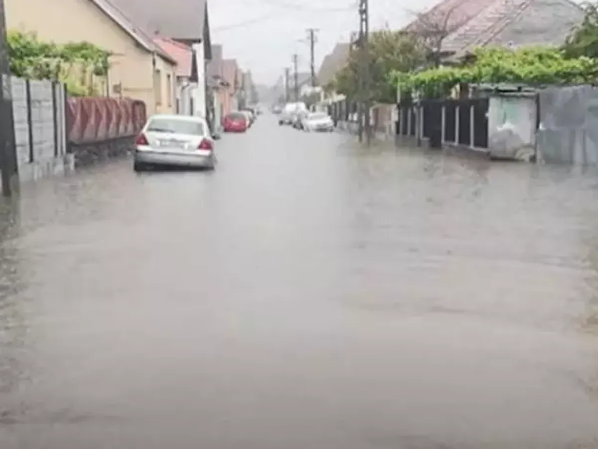 După fiecare ploaie în cartierele rezidențiale sunt complet inundate/FOTO: Captură Youtube