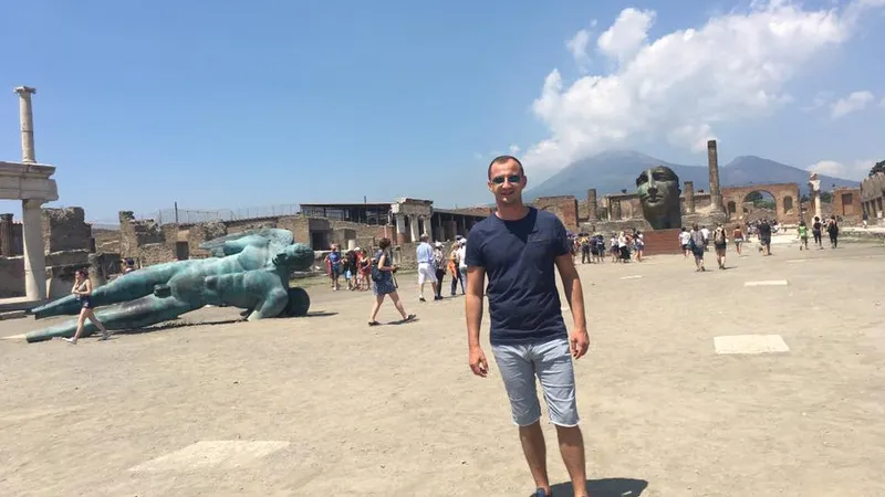 Lui Alfred Simonis îi plac excursiile unde e cald/FOTO: facebook.com