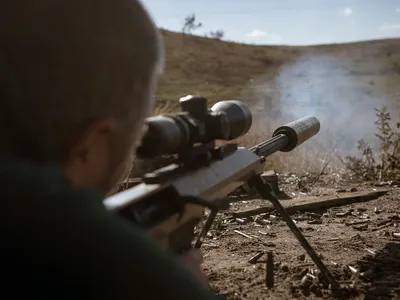 Un soldat dintr-o unitate de drone a unui batalion din Brigada 24 a Forțelor Armate Ucrainene testează o pușcă cu lunetă Beretta - Foto: Profimedia Images