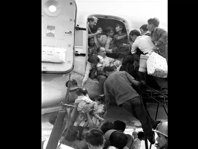 FOTO Vietnamezii, disperați să urce în avioanele americane care se retrag din Saigon în 1975   / https://rarehistoricalphotos.com/