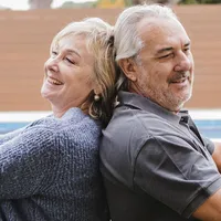 Cuplu de seniori îndrăgostiţi, în grădină - Foto: Freepik/CC0