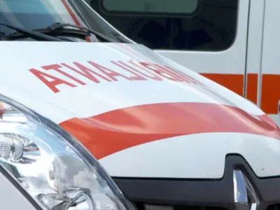 Foto: O femeie a căzut de la etajul clinicii unde era internată cu copilul. Ambulanța a intervenit dar a constat decesul mamei Sursa: captură video PROTV