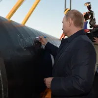 Vladimir Putin semnează o conductă de gaze din veriga principală de gaze „Puterea Siberiei”, care merge în China - Foto: Profimedia Images