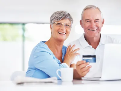 Pensionari încasează pensia - Foto: Freepik