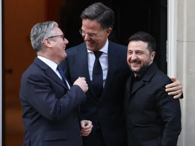 Premierul britanic Keir Starmer, gratulându-se în Downing Street 10 cu Mark Rutte şi Volodimiri Zelenski, pe 17 martie - Foto: Profimedia Images