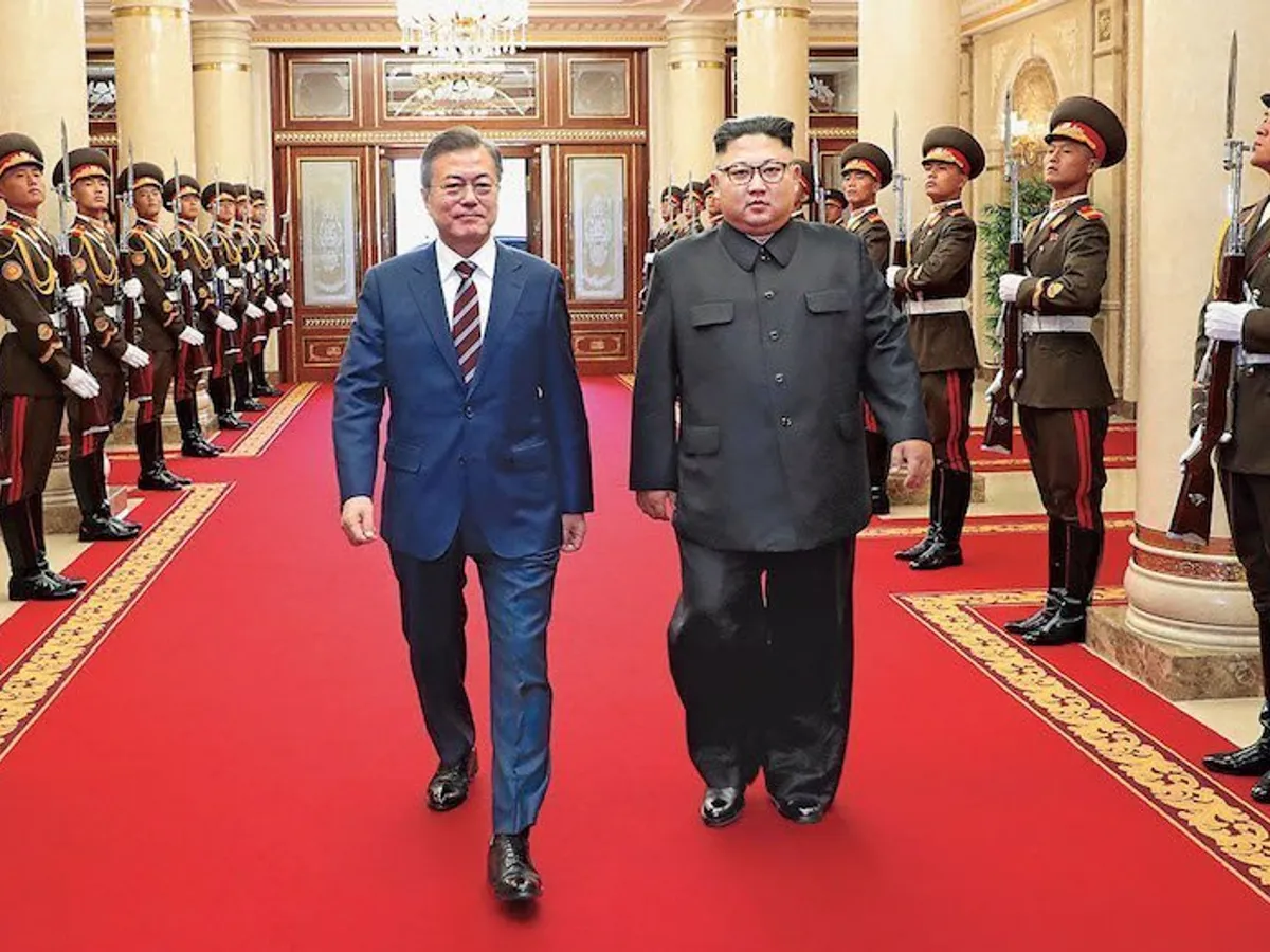 Plimbare în sălbăticie.  În septembrie, Moon și Kim s-au întâlnit în Phenian, unde au discutat termenii unui potențial acord nuclear cu SUA