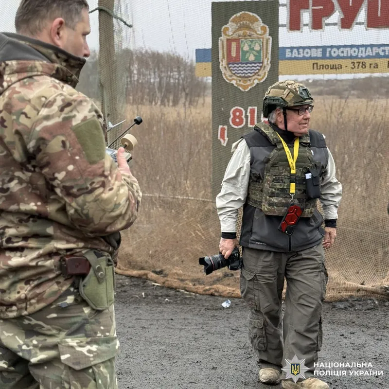 Howrd Buffett &icirc;i demonstrează lui Putin că orașul Kupiansk nu e cucerit - Foto: Ukraine's National Police
