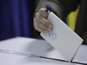 Numărul cetățenilor români cu drept de vot a scăzut cu 11.031 în decembrie 2021, până la 18.875.052. / Foto: digi24.ro