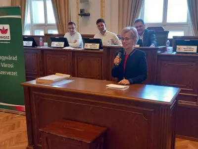 Candidata UDMR la Primăria Oradea, cu 13 terenuri și 5 case, amendată cu 2.500 lei în fața primăriei - Foto: erdon.ro