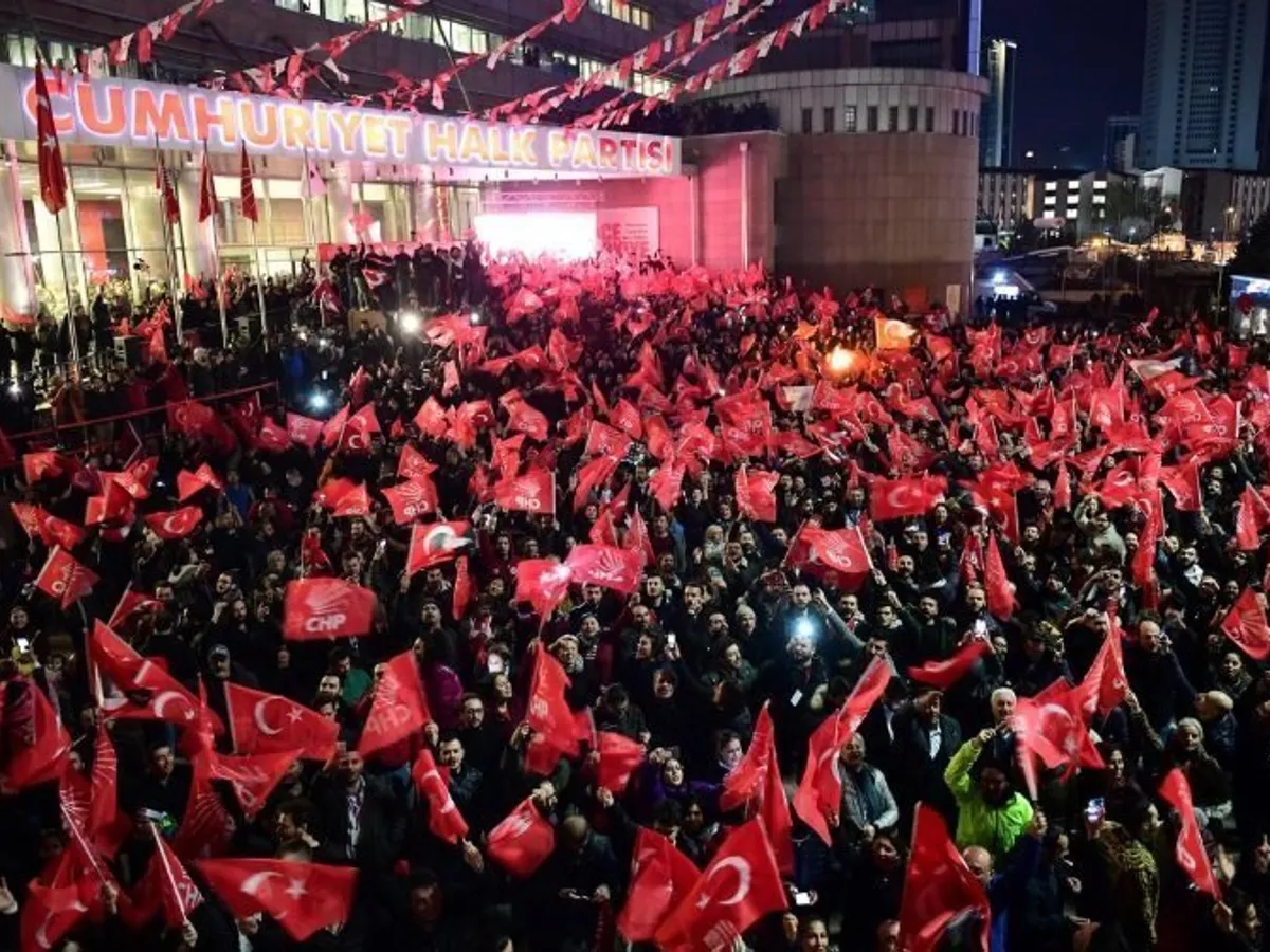 Oamenii se bucură în Turcia de înfrângerea suferită de AKP. Captură foto Reuters