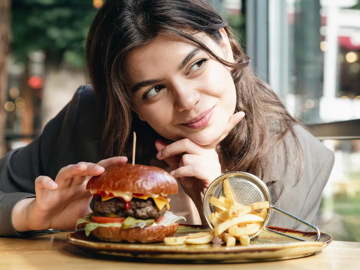 Burger - Foto: Freepik (Imagine cu rol ilustrativ)