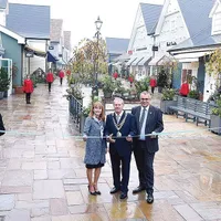 Oficialități locale  au participat la deschiderea noului Bicester Village, pe 19 octombrie 2017