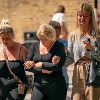Mama copilului, Hollie Dance (în centru), înconjurată de familie și prieteni, în fața spitalului regal din Londra, sosește pentru a vorbi presei după moartea fiului ei de 12 ani, Archie Battersbee - Foto: Profimedia Images