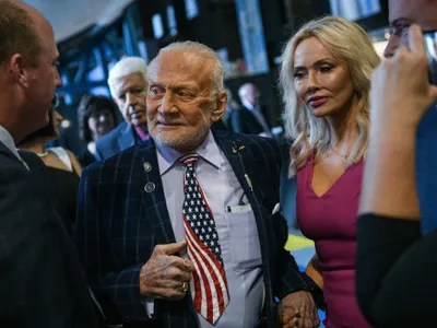 Soția lui Buzz Aldrin, românca Anca Faur, a murit la vârsta de 66 ani. Mesajul astronautului despre „iubirea vieții sale”