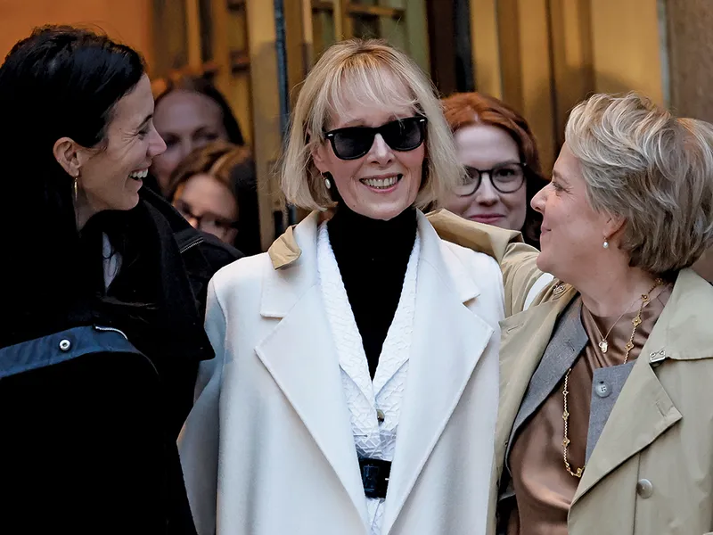 VICTORIE Carroll cu Kaplan (dreapta) în New York, în 2024, după ce a primit  83,3 milioane de dolari pentru defăimare
