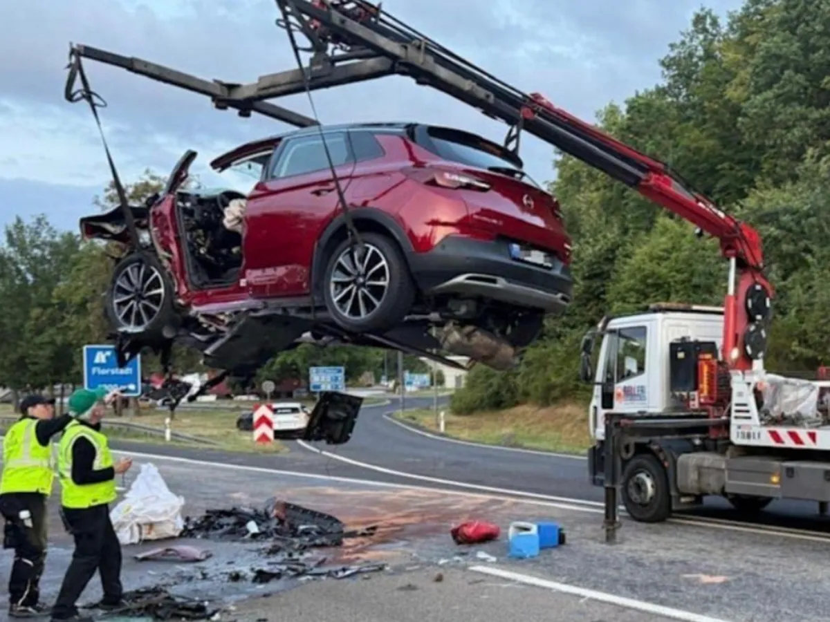 Accident teribil, pe autostradă. O șoferiță de 34 de ani a intrat pe contrasens: 2 morți și 4 răniți grav