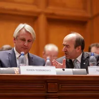 Teodorovici îi explică lui Tudorel cum e cu slăbirea statului Foto: INQUAM/George Călin