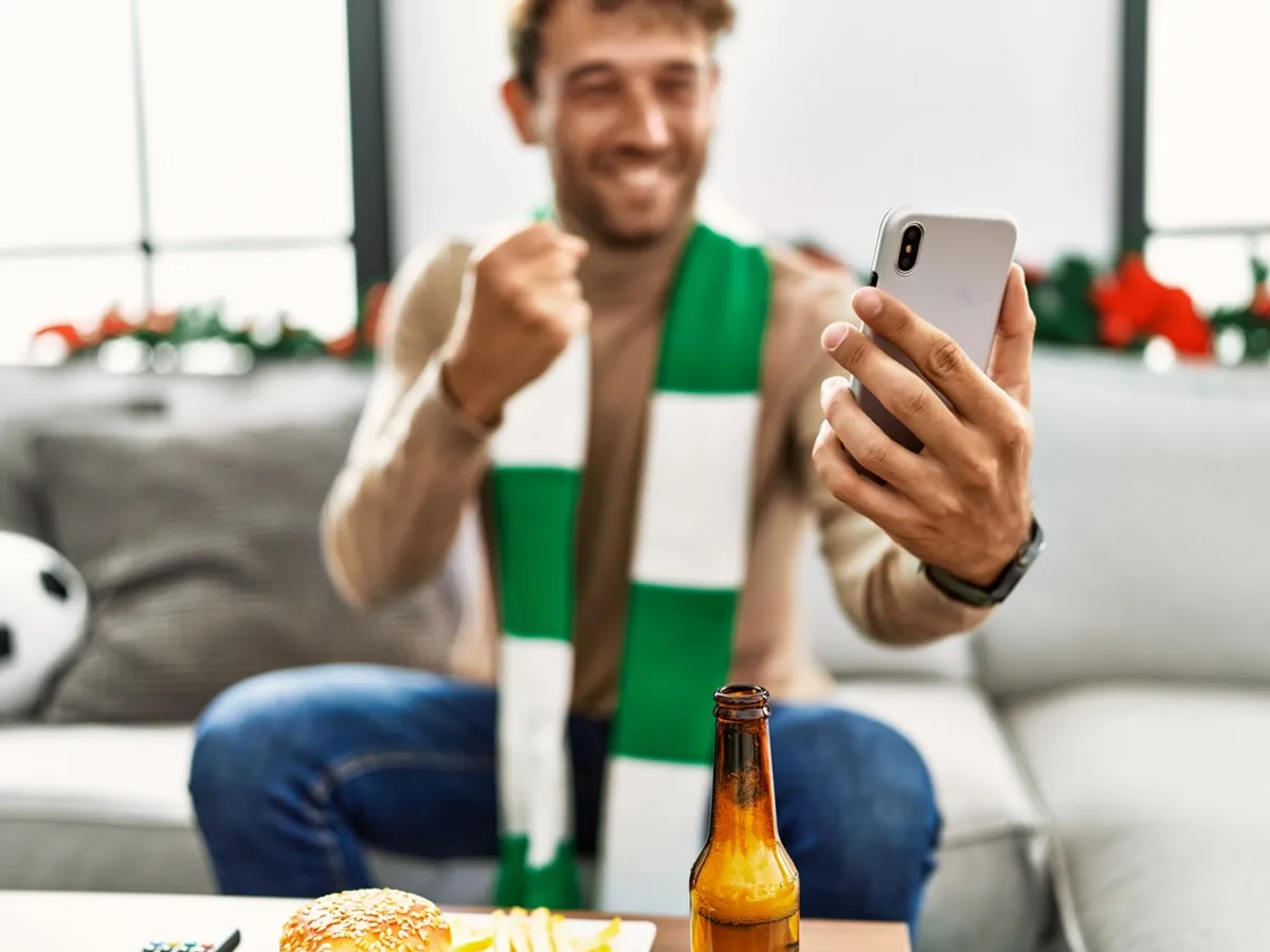 Cum să folosești aplicațiile mobile pentru a urmări campionatele din România - Foto: Freepik