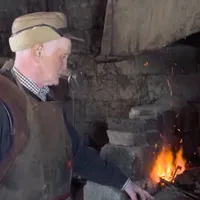 Un meșter din Munții Apuseni, printre ultimii „îmblânzitori” ai fierului. E declarat Tezaur Uman Viu - Foto: Facebook/ Captură video