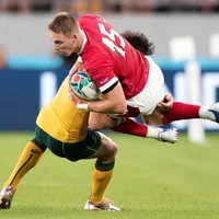 Fundașul galez Liam Williams placat de aripa australiană Adam Ashley - Cooper în meciul câștigat până la urmă de galezi Foto: Gettyimages