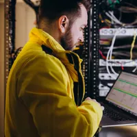 Escrocii compromit rețeaua de Internet, apoi fură datele. Cum îți dai seama că routerul este atacat - Foto: Freepik (rol ilustrativ)