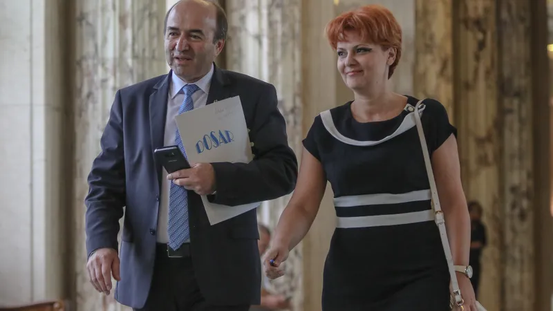 Tudorel Toader și Olguța Vasilescu pe vremea când erau foarte fericiți că fac praf legile penale Foto: INQUAM Photos/ Alexandru Bușcă