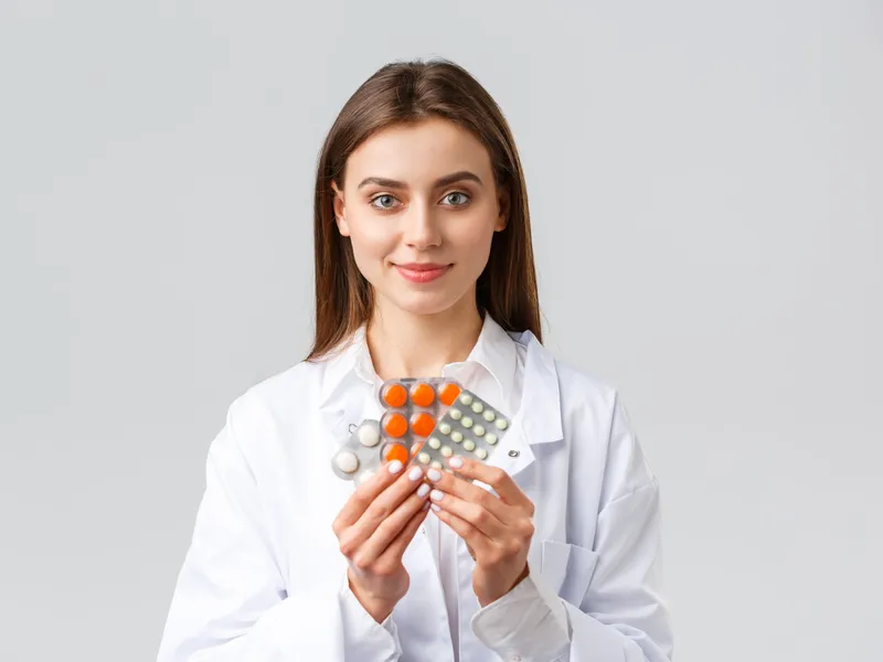 Femeie ia medicamente - Foto: Freepik