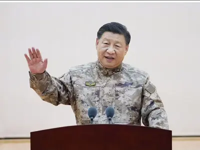 Xi Jinping a îmbrăcat haina militară/foto: xinhua