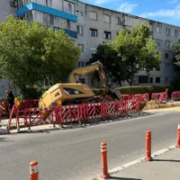 Un excavatorist care săpa un șanț pentru înlocuirea unor conducte de pe o stradă din zona Cireșica din Constanța a reușit să cadă cu utilajul în el - Foto: focuspress.ro