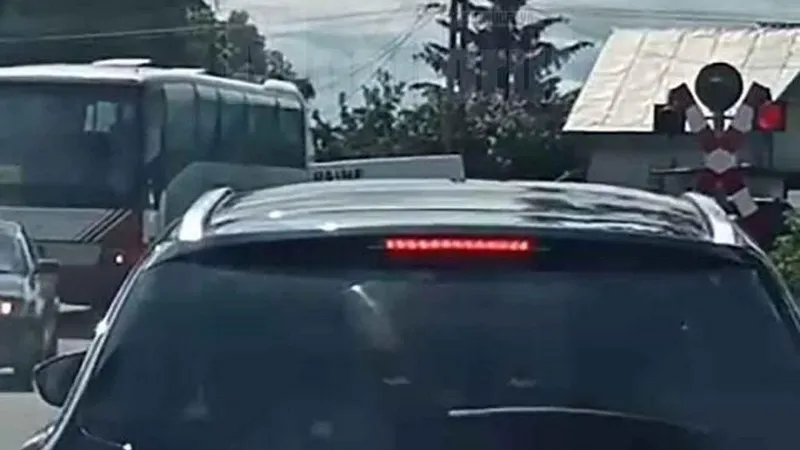 „Dorel”, șofer de autocar, a trecut calea ferată prin fața trenului cu 30 de călători în mașină - Foto: monitorulsv.ro