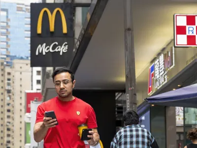 Client după ce şi-a cumpărat o cafea, la McDonald’s - Foto: Profimedia Images (Imagine cu caracter ilustrativ)