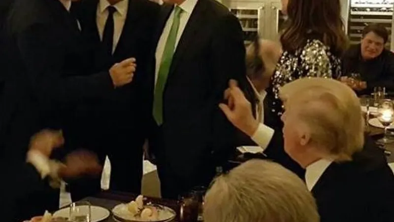 În ianuarie 2017, Dragnea și premierul Grindeanu au fost strecurați la un dineu oferit de Donald Trump, unde au reușit să-și facă o poză cu președintele SUA Foto: Facebook