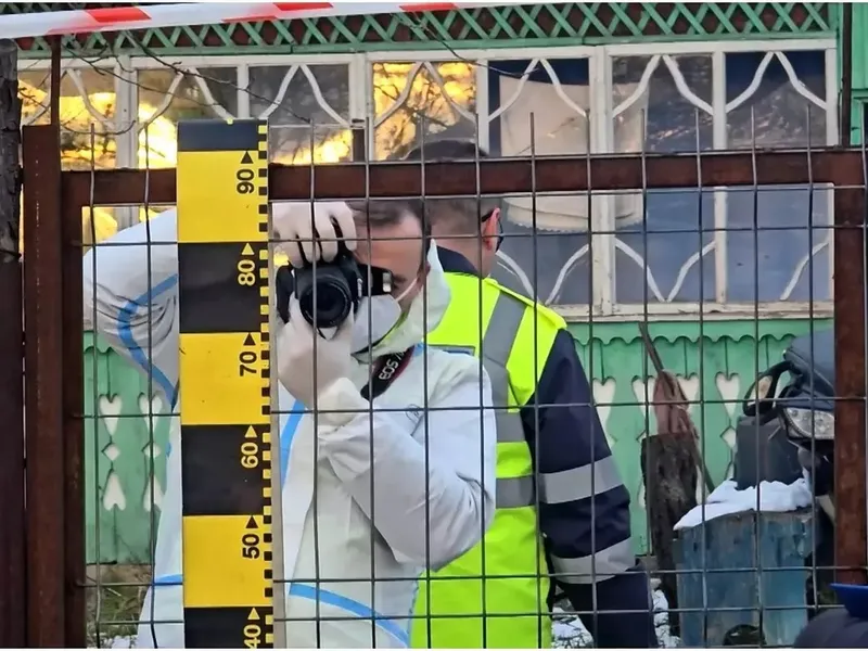 Un bărbat și-a dat foc în curte, după ce nu a putut accepta moartea soției. Cine l-a găsit? - Foto: Arhiva