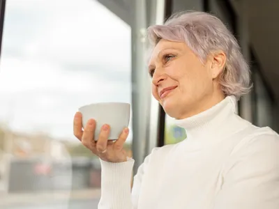 Pensionară bea o cafea la pensie - Foto: Freepik