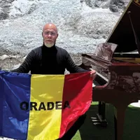 Un român, care deține două Recorduri Mondiale, a cântat Imnul României la pian pe Everest - Foto: Facebook