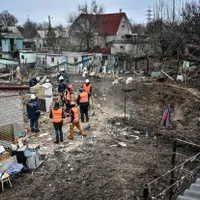 Lucrători de utilități și voluntari repară unele dintre cele 39 de case avariate în urma unui atac cu rachete rusești care a avut loc pe timp de noapte, Zaporizhzhia, în sud-estul Ucrainei, în ianuarie 2023 - Foto: Profimedia Images