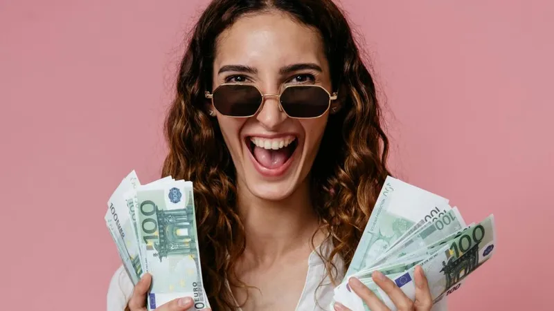 Curs BNR, 16 mai. Moneda euro a crescut puţin. Cursul leu-euro scade spre 5 lei - Foto: Pexels/Pavel Danilyuk
