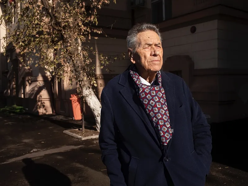 Nicolae Vărzariu în curtea liceului IL Caragiale cu prilejul marcării de către instituție a actului de donare a bibliotecii în anul 1987 Foto: Mugur Vărzariu