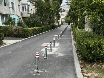 Un șir de stâlpișori ține loc de trotuar în Constanța. Amenajarea, ironizată de un consilier USR: „Făcut pe low-budget și low-mind”